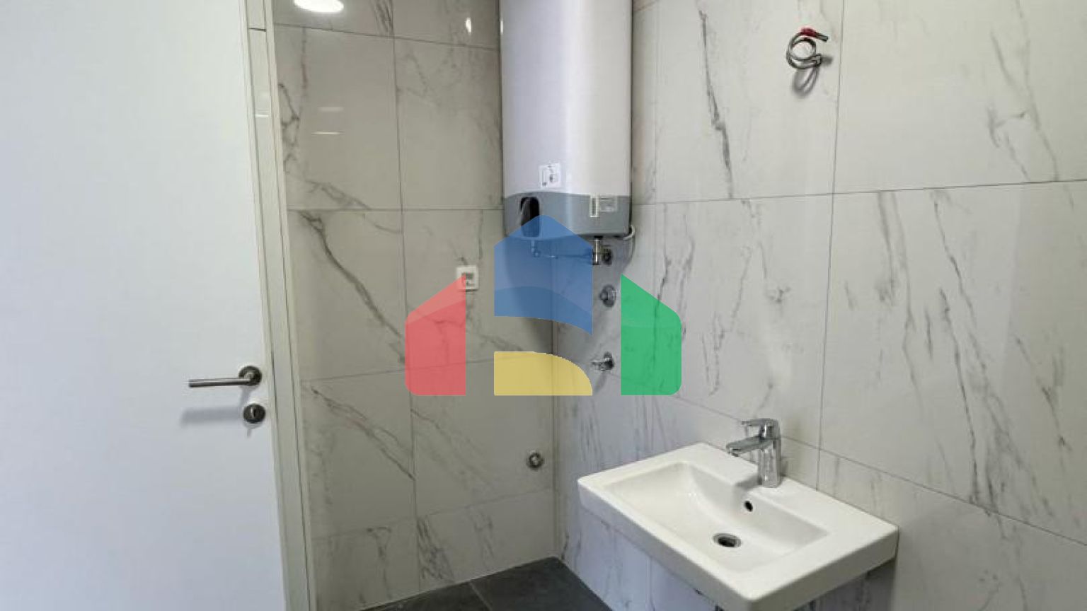 Просторная студия с панорамным видом на горы в современном комплексе премиум класса в Баре