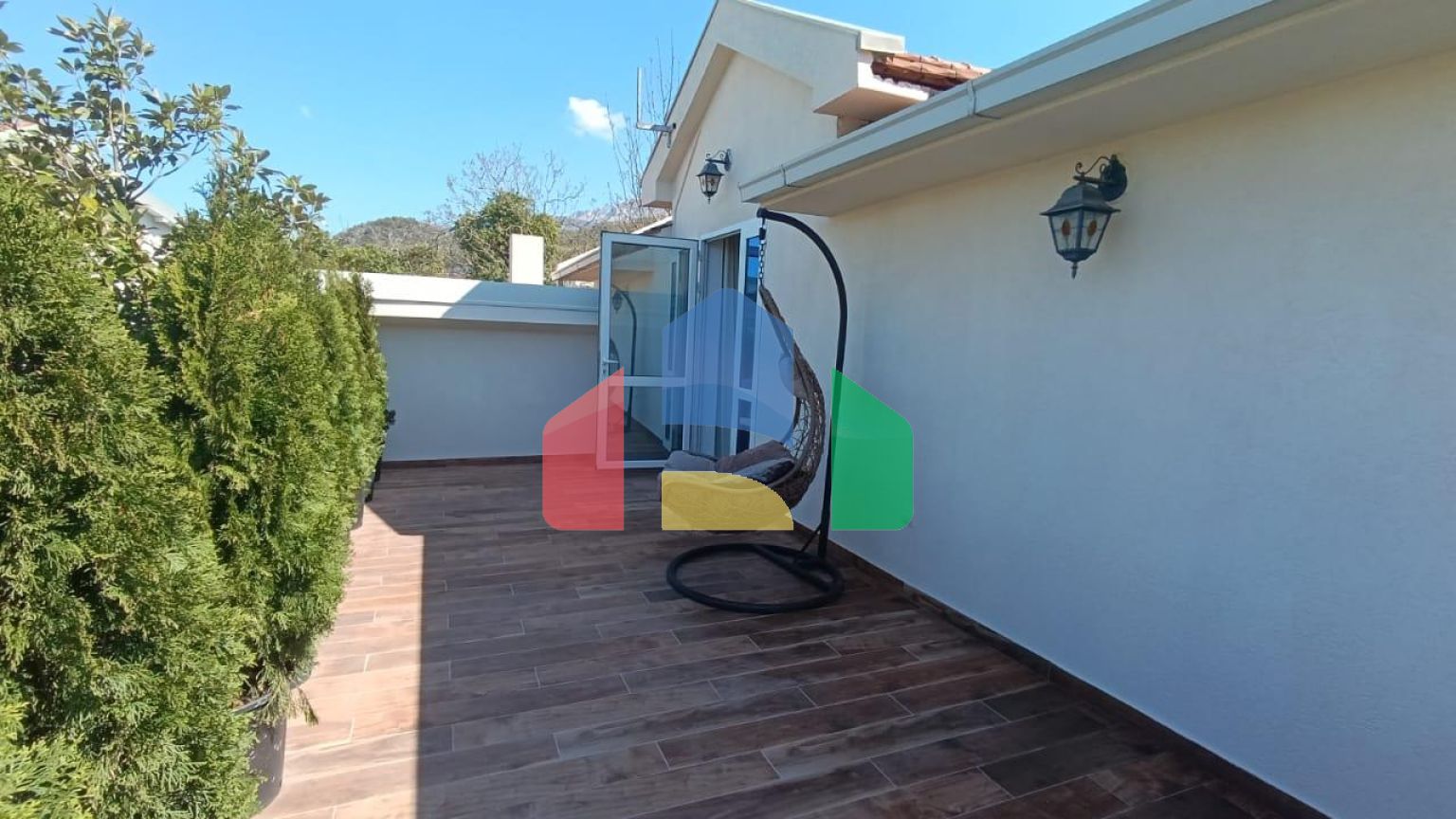 Новый дом в Баре, район Св. Ивана, идеален для жизни.