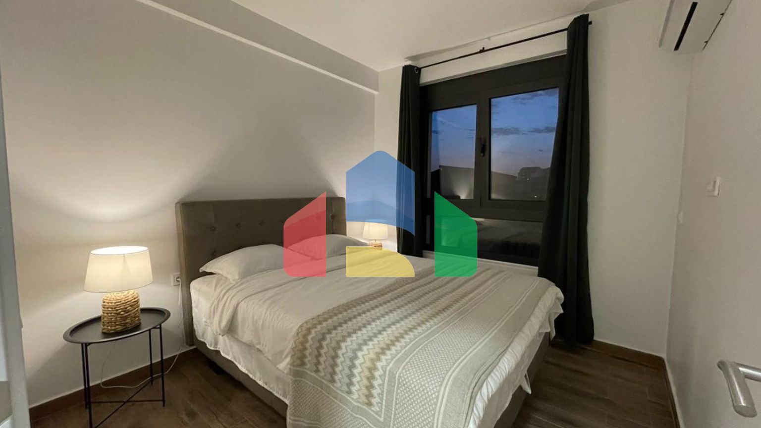 Современная квартира в районе Soho City в доме с бассейном, Бар