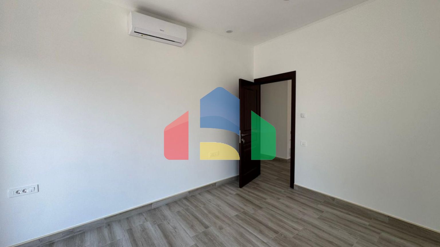 Просторная вилла с гостевым домом и видом на море город Бар, район Зеленый пояс, Черногория