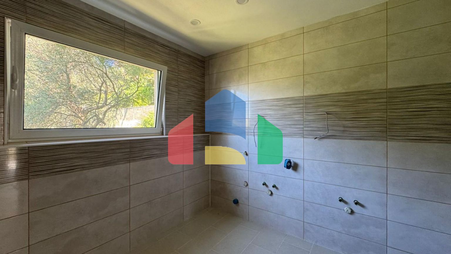 Просторная вилла с гостевым домом и видом на море город Бар, район Зеленый пояс, Черногория