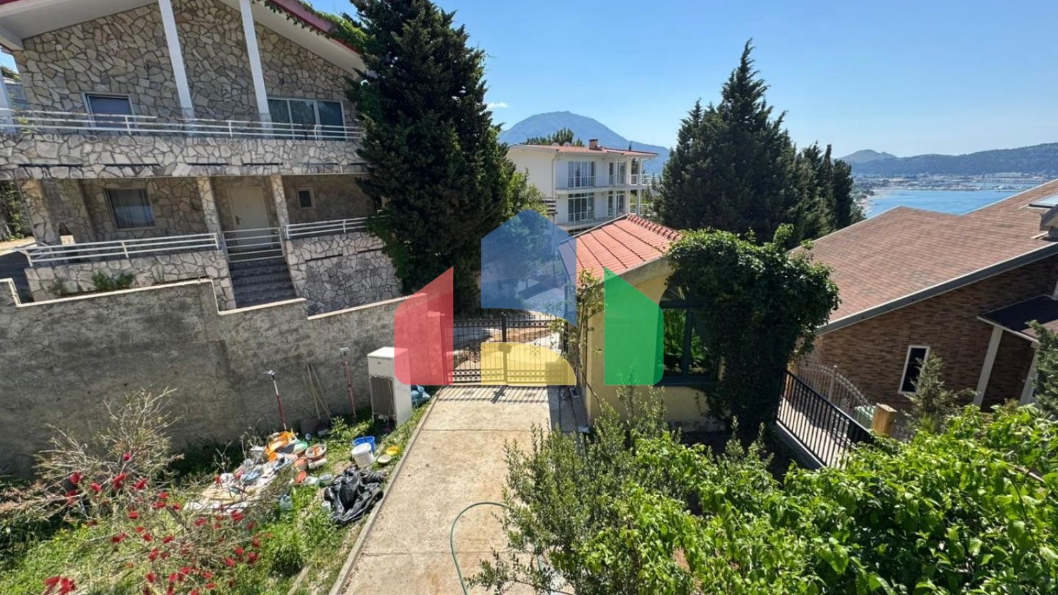 Просторная вилла с гостевым домом и видом на море город Бар, район Зеленый пояс, Черногория
