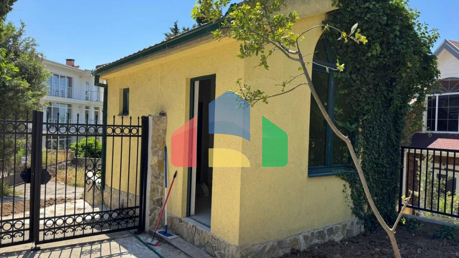 Просторная вилла с гостевым домом и видом на море город Бар, район Зеленый пояс, Черногория