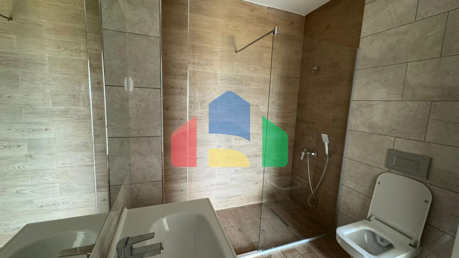 Новая квартира с 2 спальнями в комплексе премиум класса с бассейном в Баре.