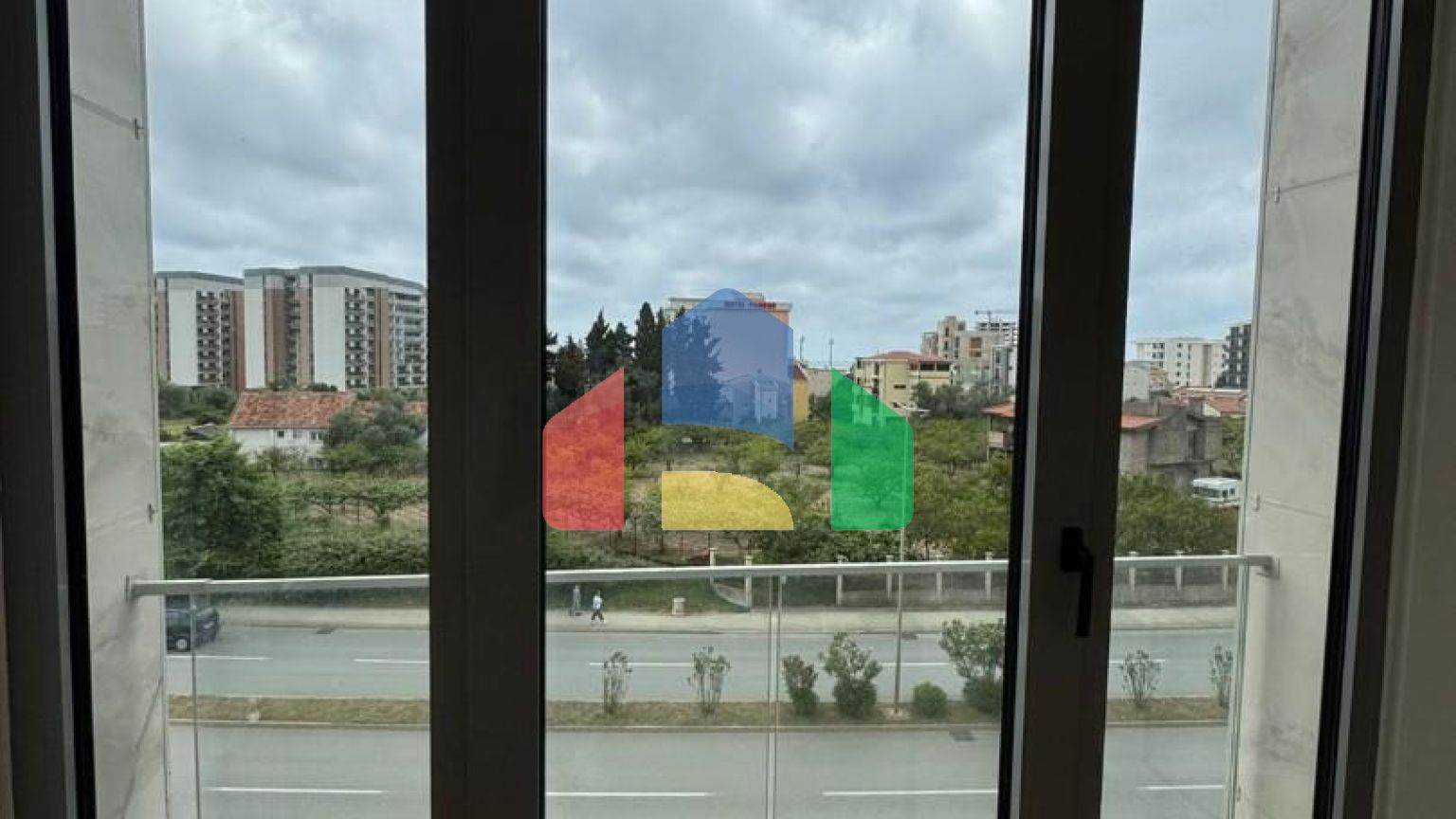 Новая квартира с 2 спальнями в комплексе премиум класса с бассейном в Баре.