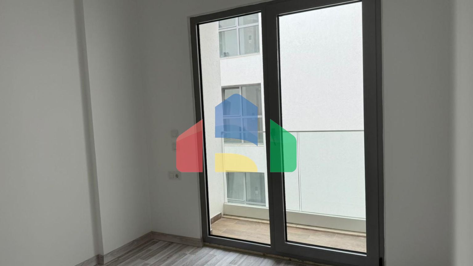 Новая квартира с 2 спальнями и панорамным видом на море, в комплексе премиум класса с бассейном в Баре.