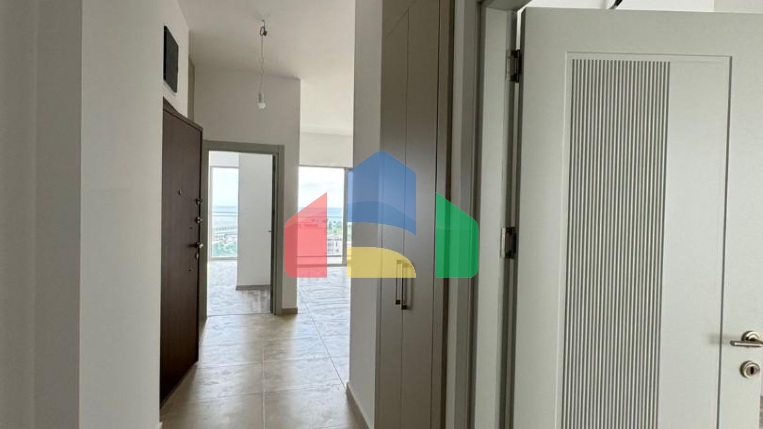 Новая квартира с 2 спальнями и панорамным видом на море, в комплексе премиум класса с бассейном в Баре.