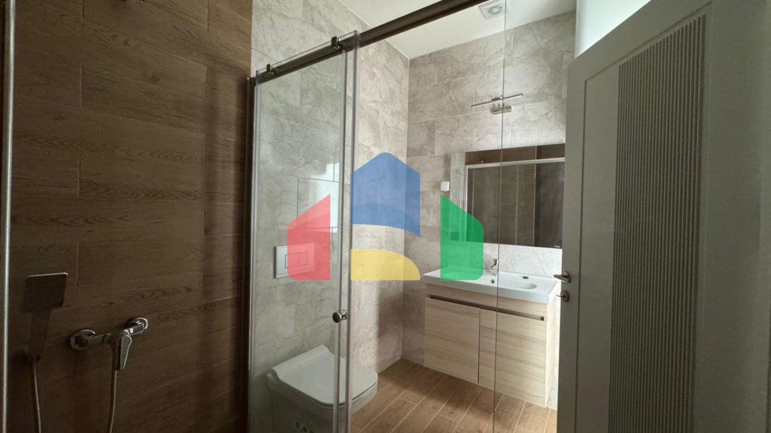 Новая квартира с 2 спальнями и панорамным видом на море, в комплексе премиум класса с бассейном в Баре.