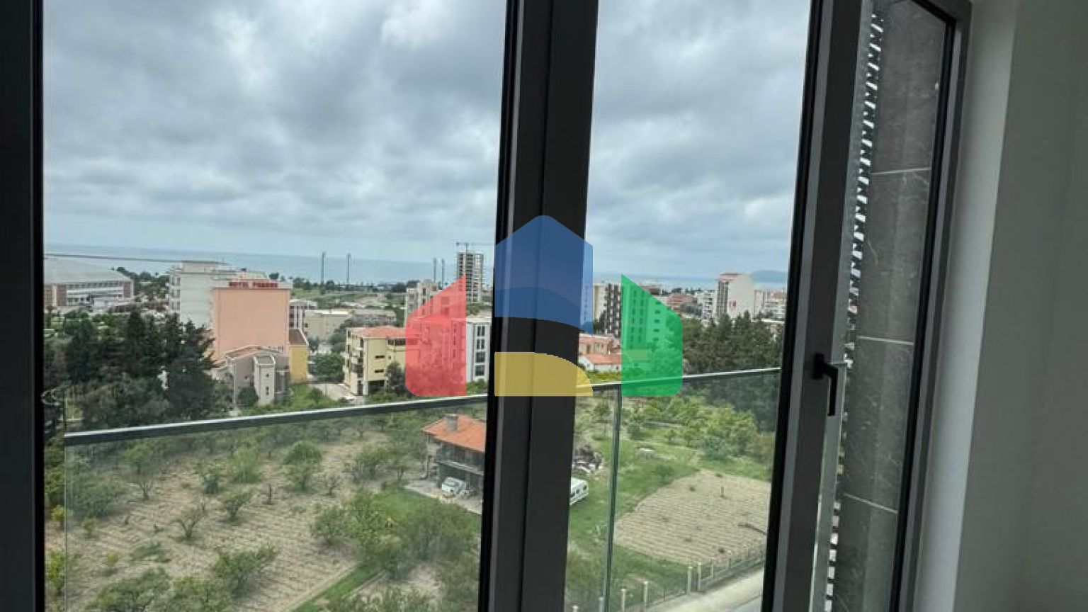 Новая квартира с 2 спальнями и панорамным видом на море, в комплексе премиум класса с бассейном в Баре.