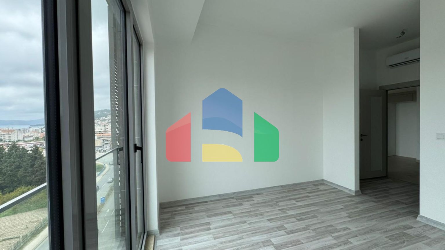 Новая квартира с 2 спальнями и панорамным видом на море, в комплексе премиум класса с бассейном в Баре.