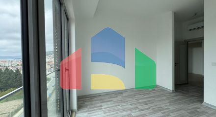 Новая квартира с 2 спальнями и панорамным видом на море, в комплексе премиум класса с бассейном в Баре.