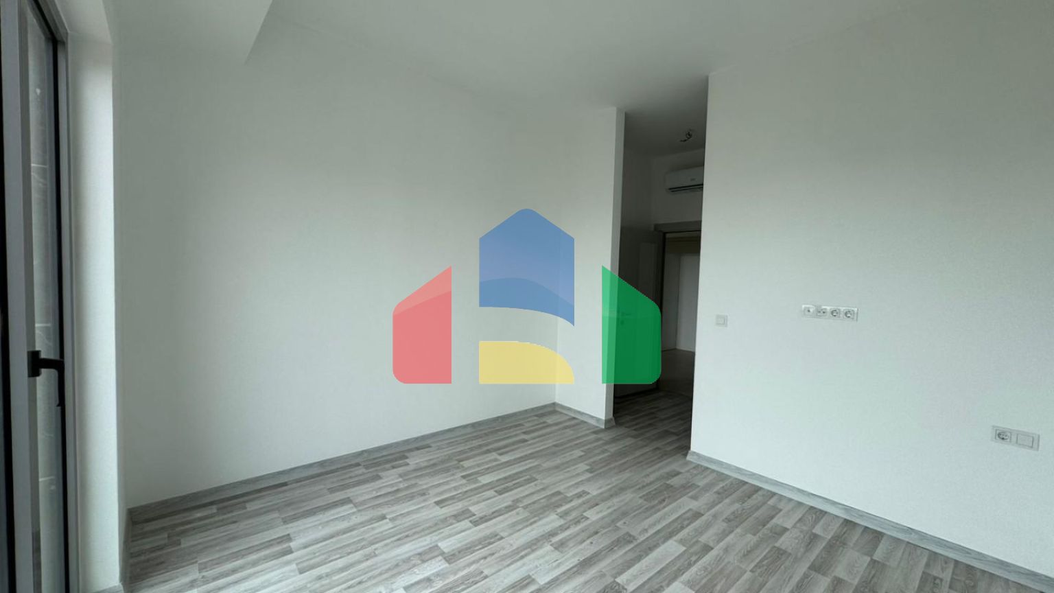 Новая квартира с 2 спальнями и панорамным видом на море, в комплексе премиум класса с бассейном в Баре.