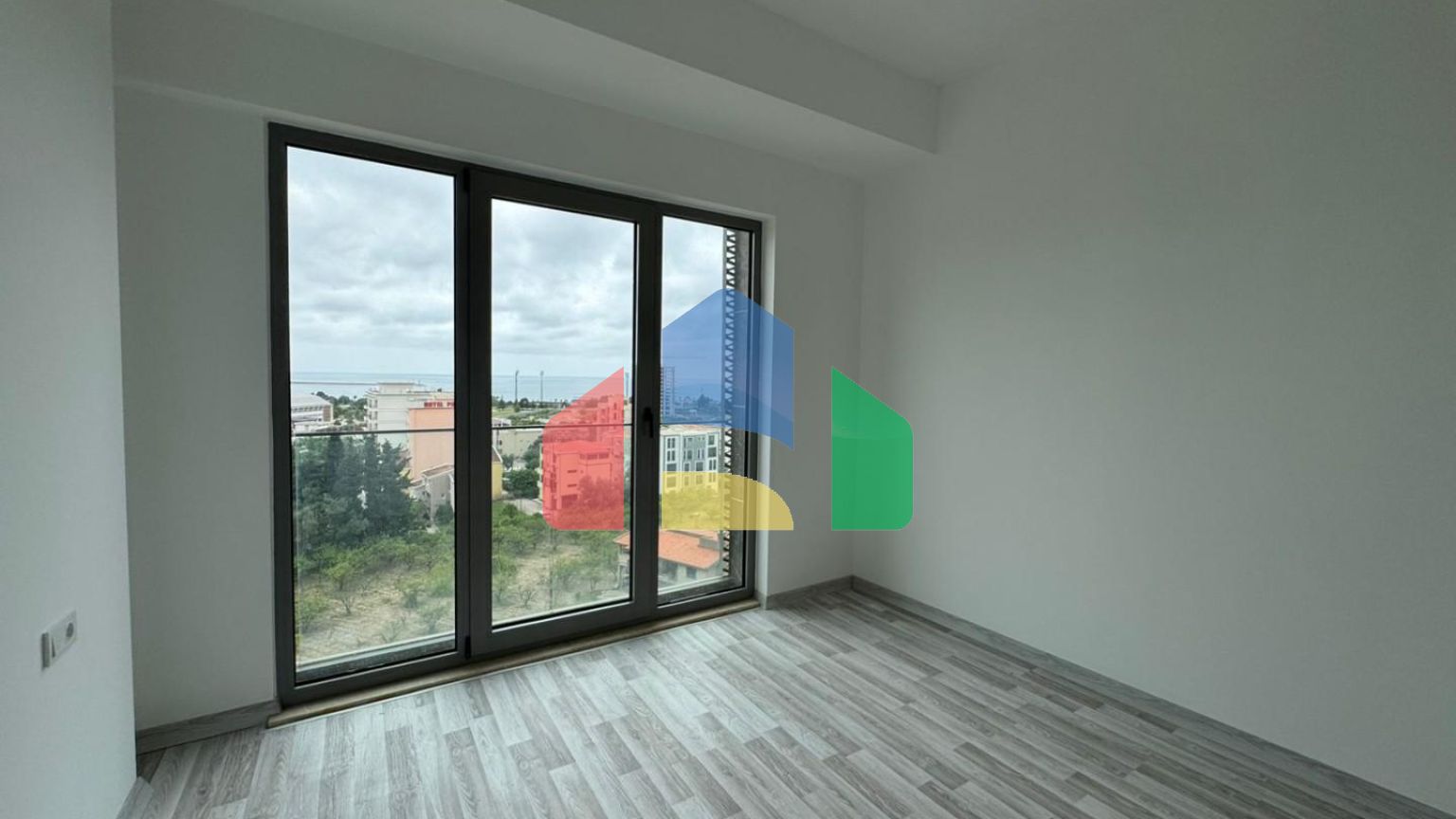 Новая квартира с 2 спальнями и панорамным видом на море, в комплексе премиум класса с бассейном в Баре.