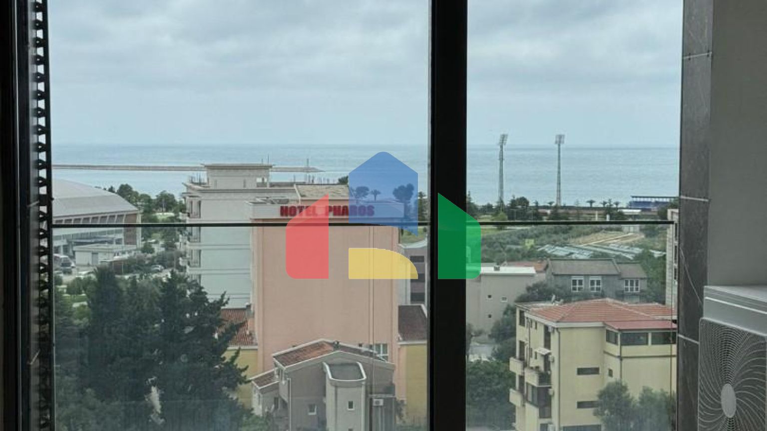 Новая квартира с 2 спальнями и панорамным видом на море, в комплексе премиум класса с бассейном в Баре.