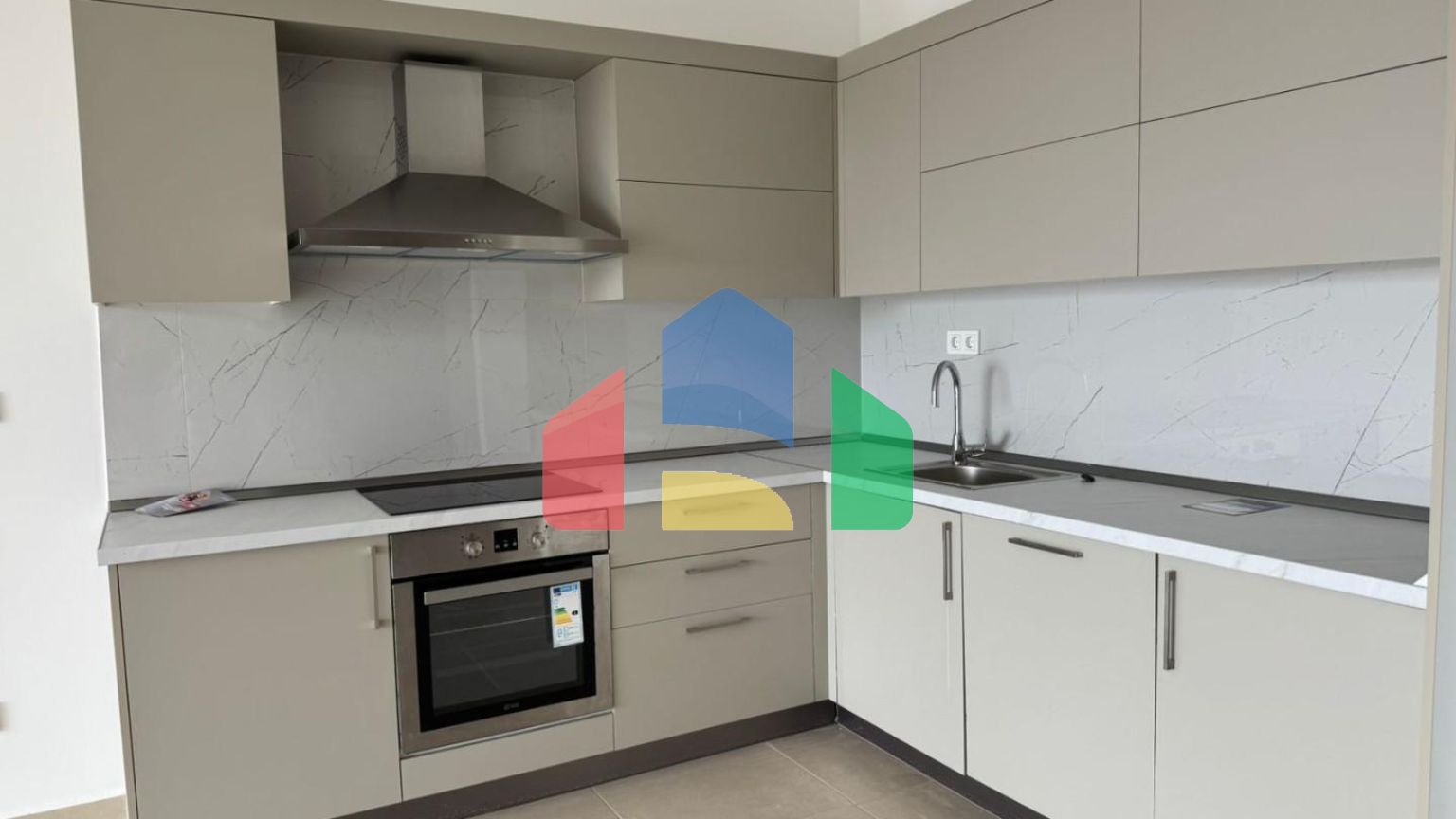 Новая квартира с 2 спальнями и панорамным видом на море, в комплексе премиум класса с бассейном в Баре.