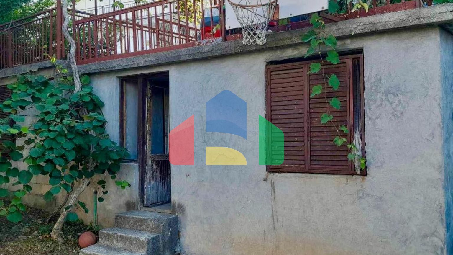 Дом с двумя апартаментами в Сутоморе с большим участком.