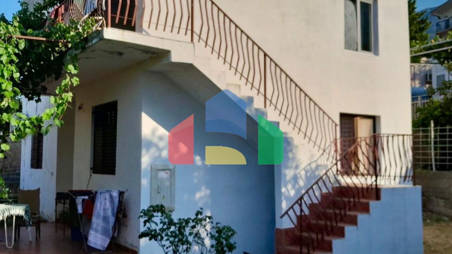 Дом с двумя апартаментами в Сутоморе с большим участком.