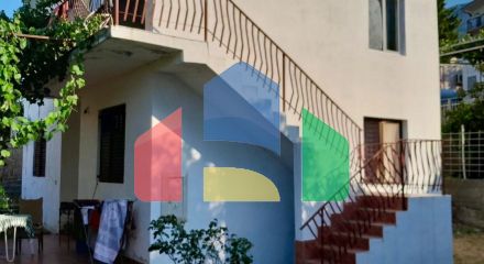 Дом с двумя апартаментами в Сутоморе с большим участком.