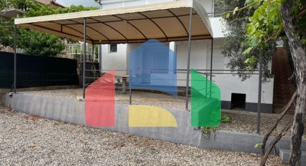 Дом с двумя апартаментами и гаражом в Баре