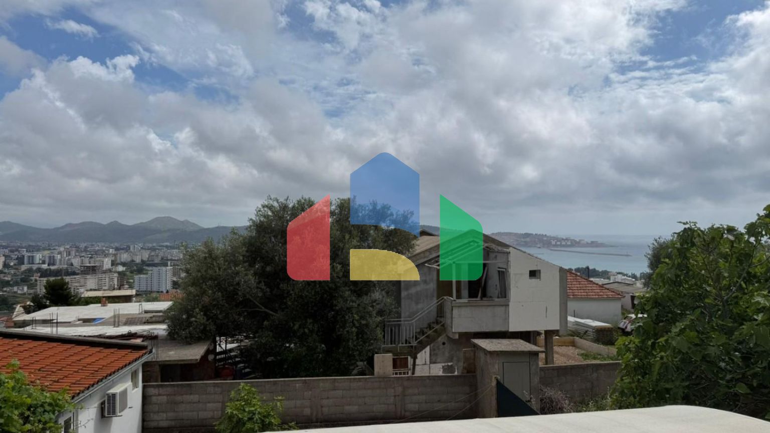 Дом с двумя апартаментами и гаражом в Баре