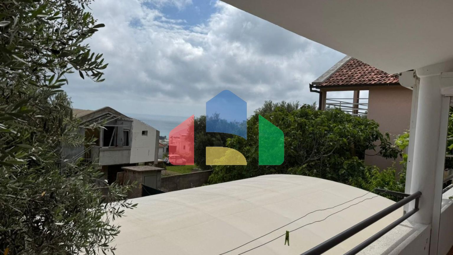 Дом с двумя апартаментами и гаражом в Баре