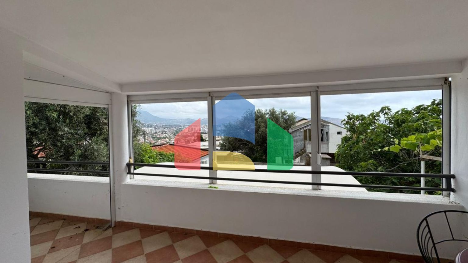 Дом с двумя апартаментами и гаражом в Баре