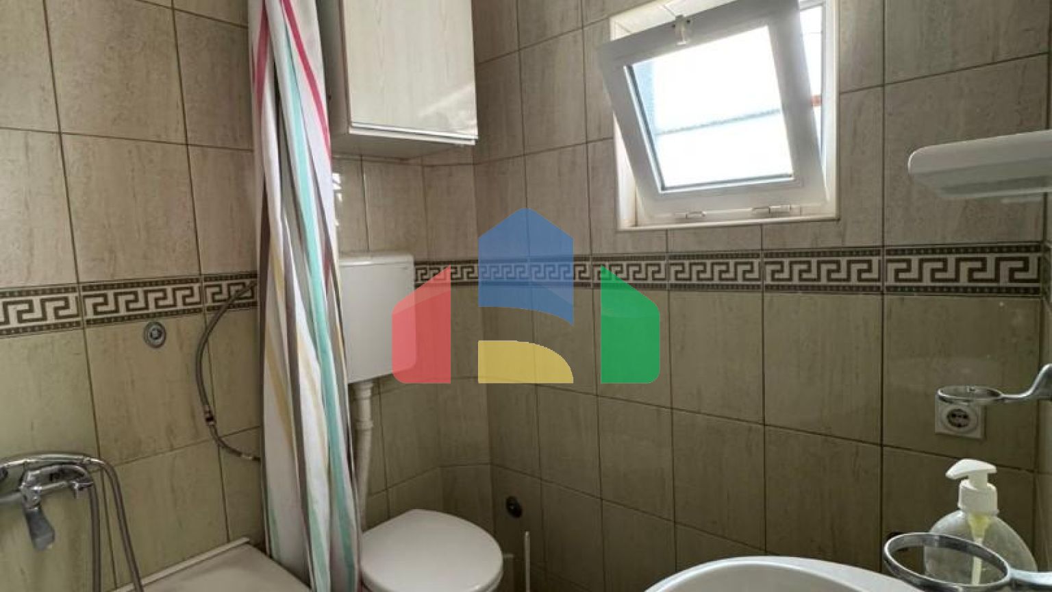 Дом с двумя апартаментами и гаражом в Баре