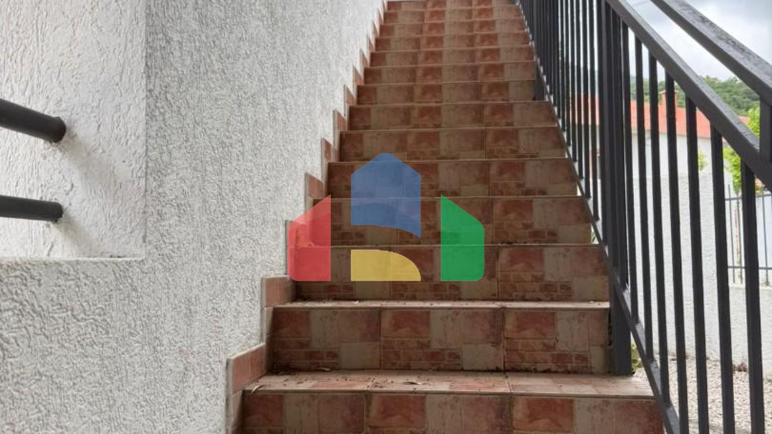 Дом с двумя апартаментами и гаражом в Баре