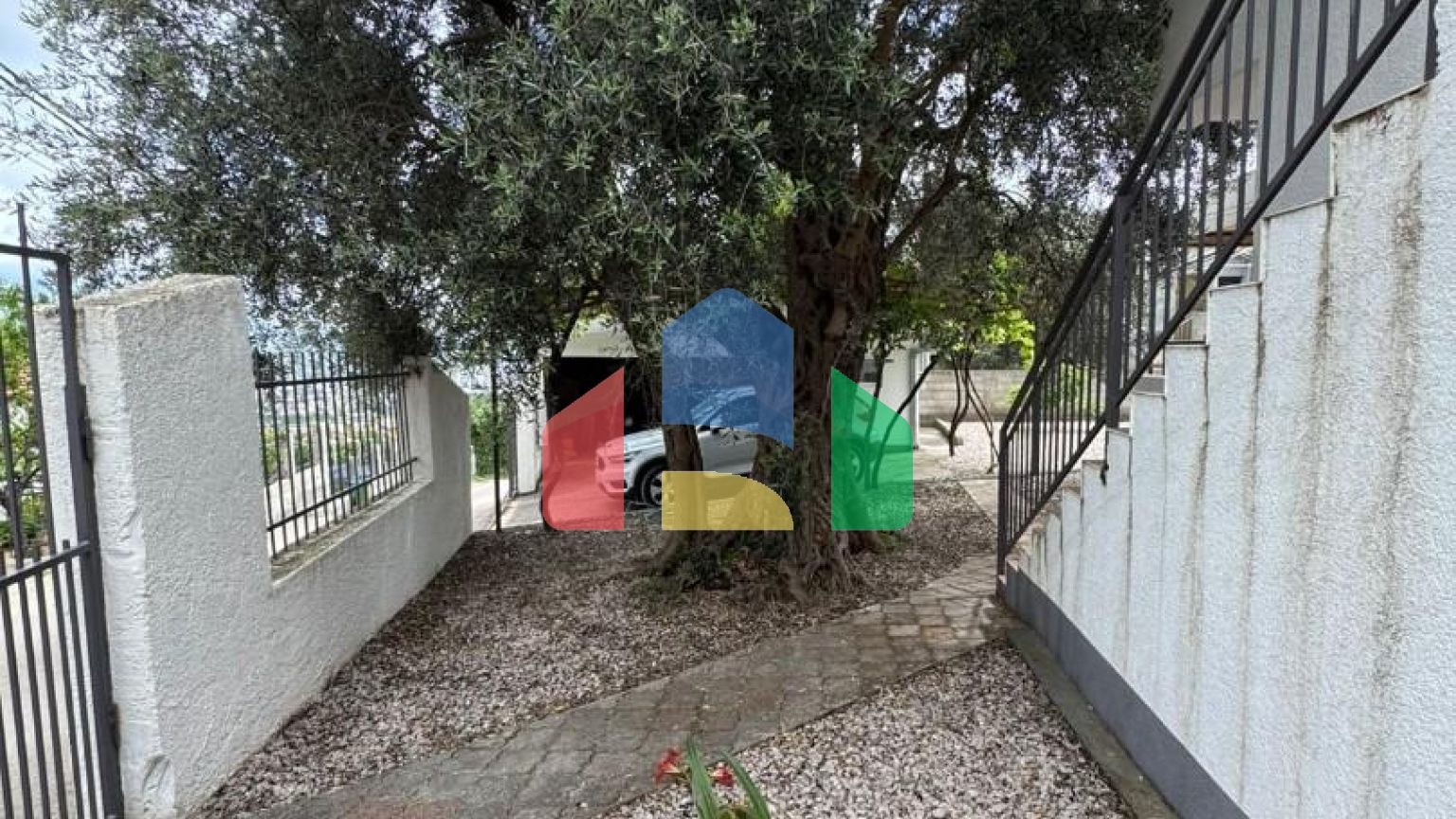 Дом с двумя апартаментами и гаражом в Баре