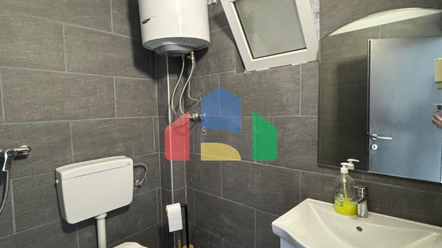 Дом с двумя апартаментами и гаражом в Баре