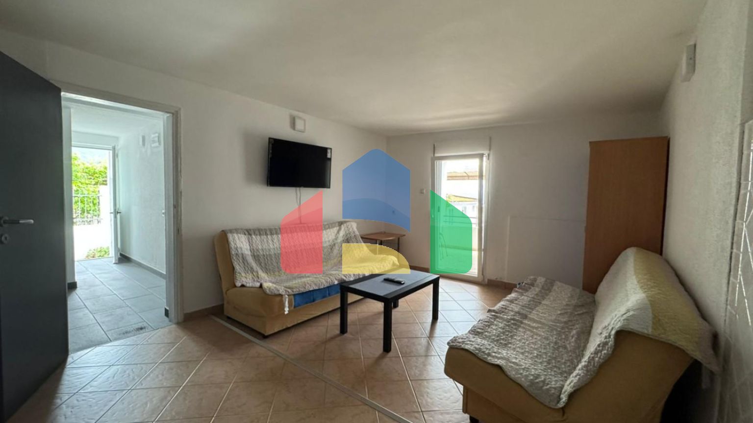 Дом с двумя апартаментами и гаражом в Баре