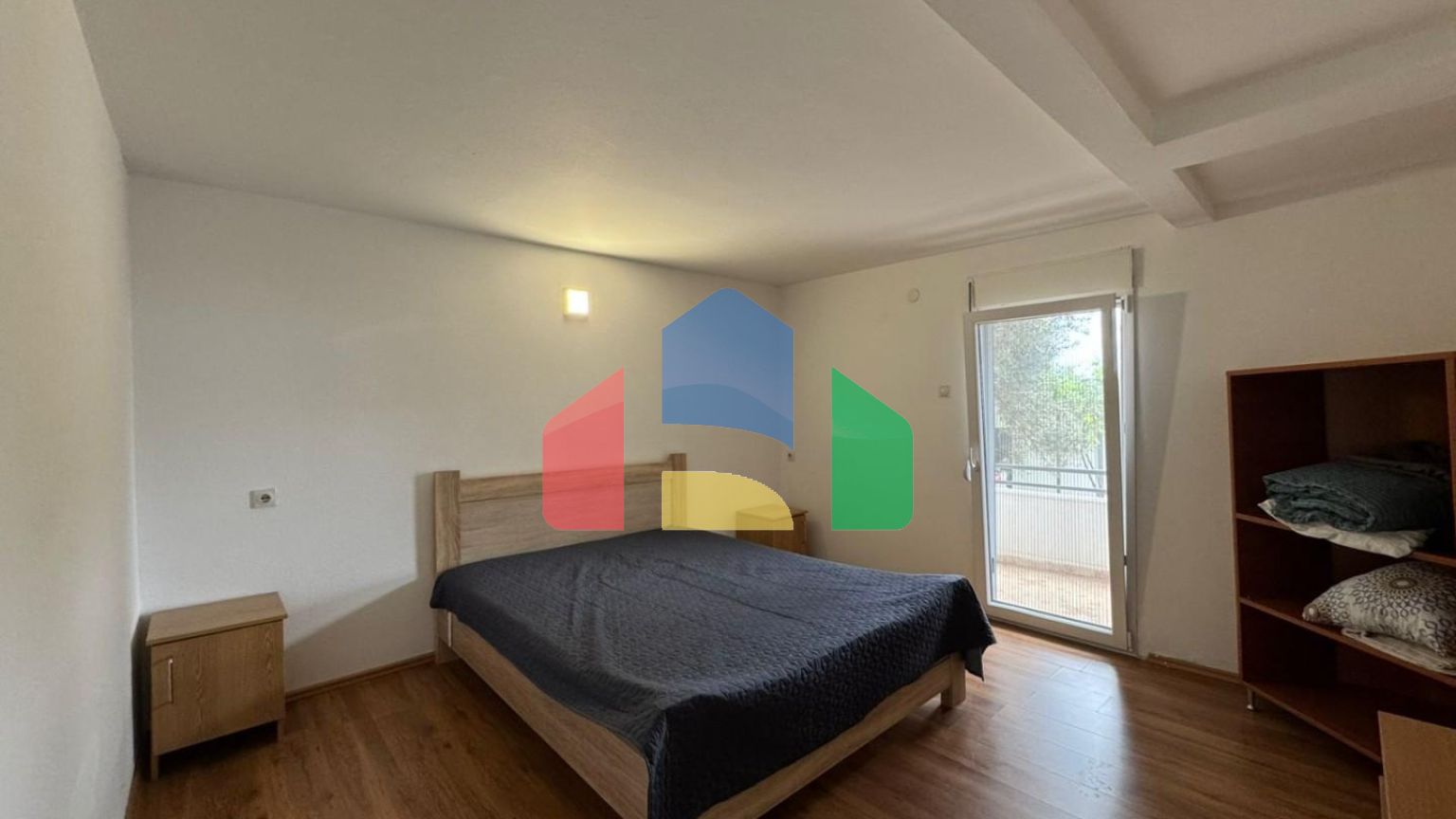 Дом с двумя апартаментами и гаражом в Баре