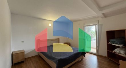 Дом с двумя апартаментами и гаражом в Баре