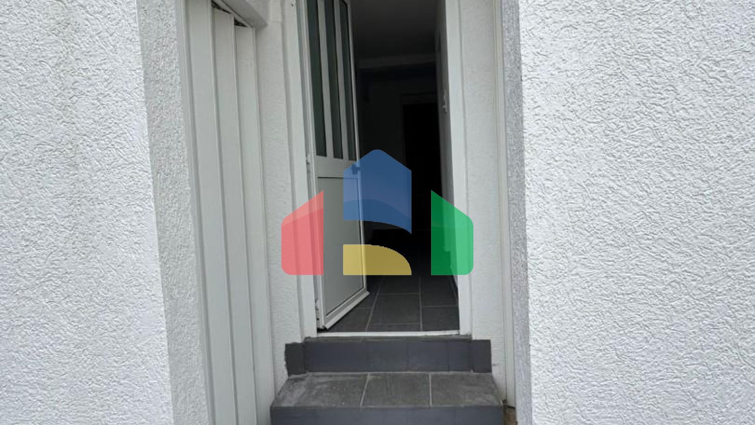 Дом с двумя апартаментами и гаражом в Баре