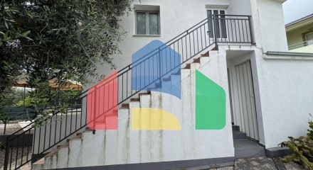 Дом с двумя апартаментами и гаражом в Баре