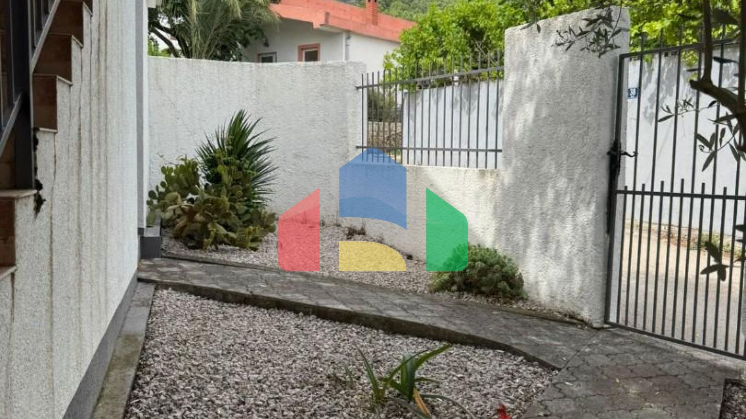 Дом с двумя апартаментами и гаражом в Баре