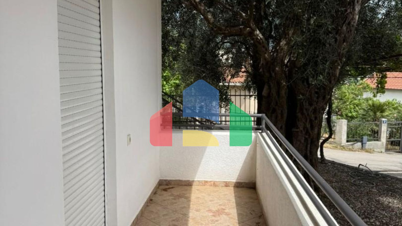 Дом с двумя апартаментами и гаражом в Баре