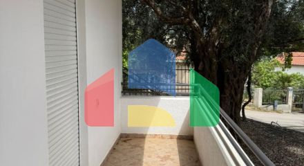 Дом с двумя апартаментами и гаражом в Баре