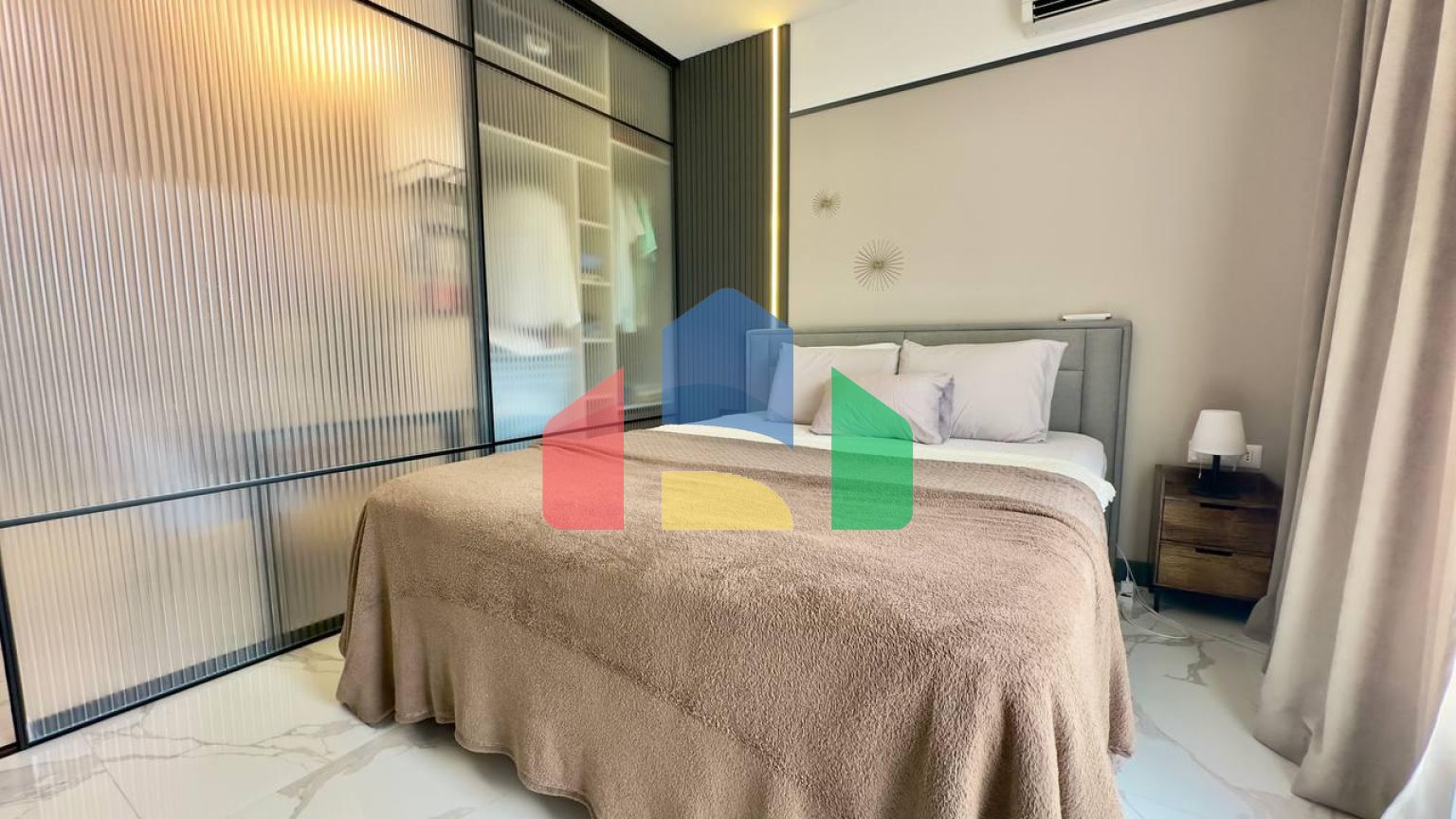 Продаётся дизайнерская студия в премиум-комплексе Emerald Residence