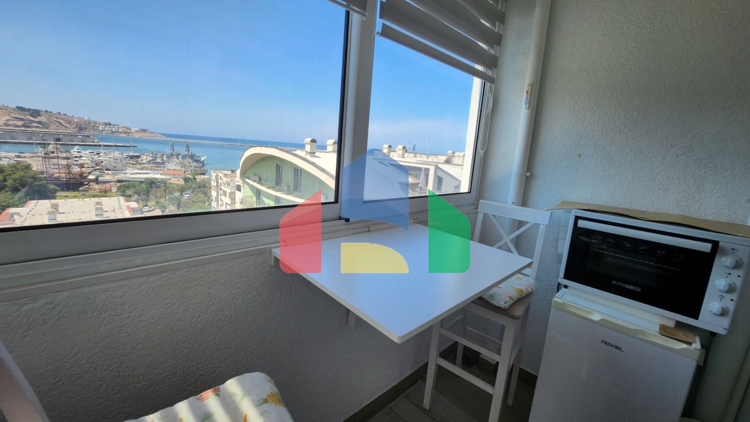 Квартира с двумя спальнями и видом на море в центре города Бар