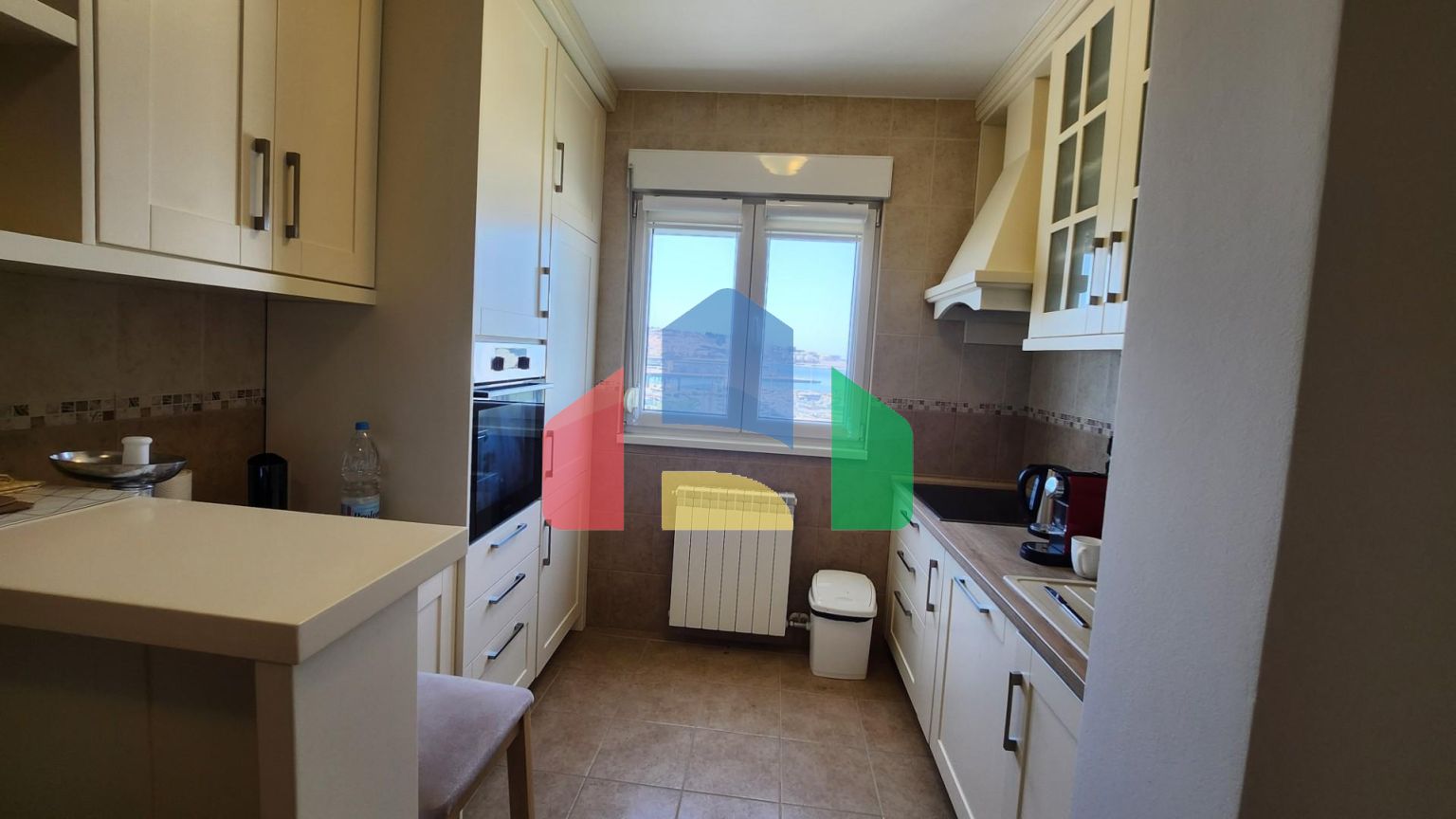 Квартира с двумя спальнями и видом на море в центре города Бар