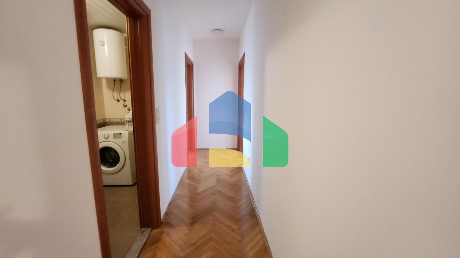 Квартира с двумя спальнями и видом на море в центре города Бар