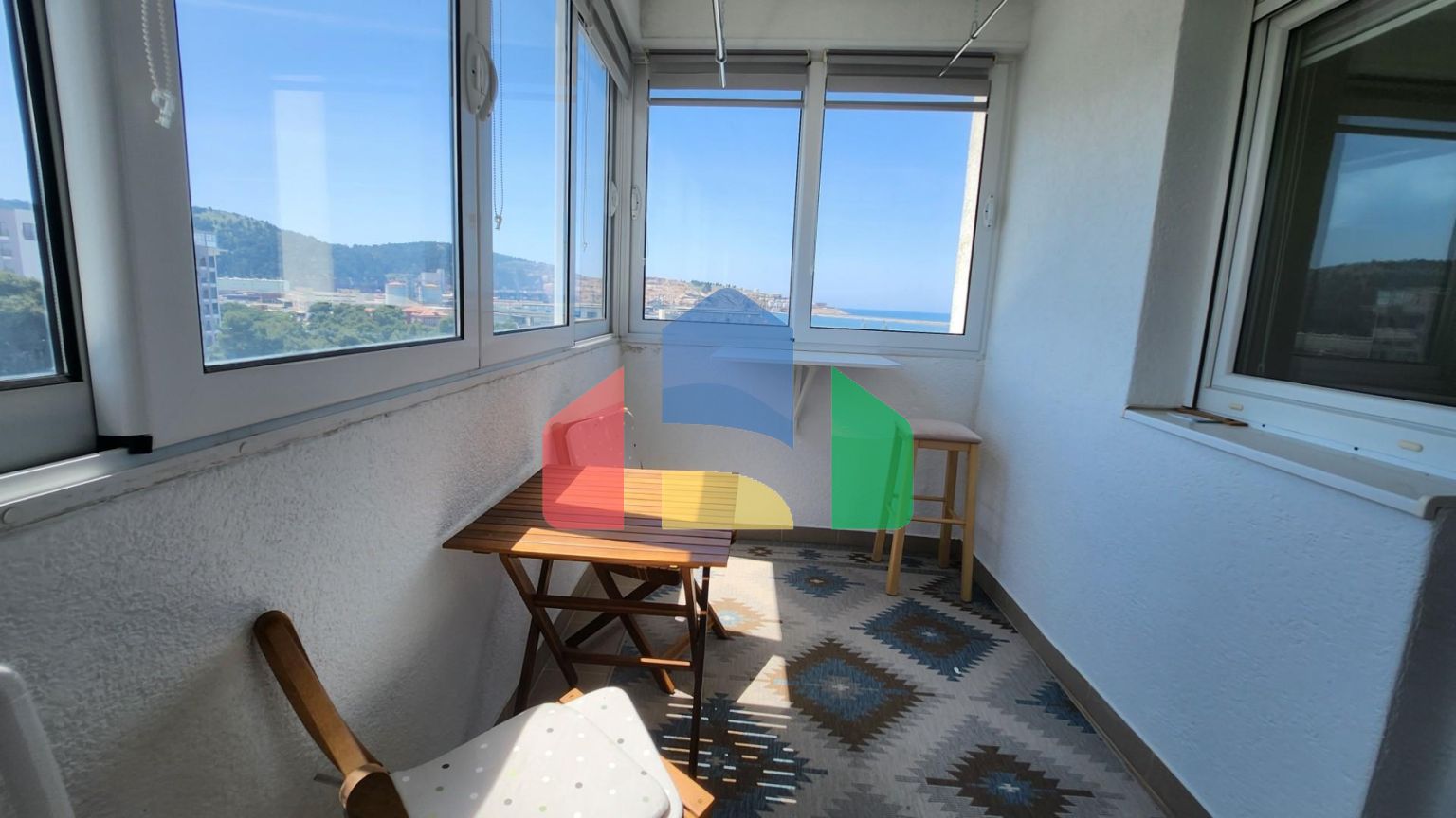 Квартира с двумя спальнями и видом на море в центре города Бар