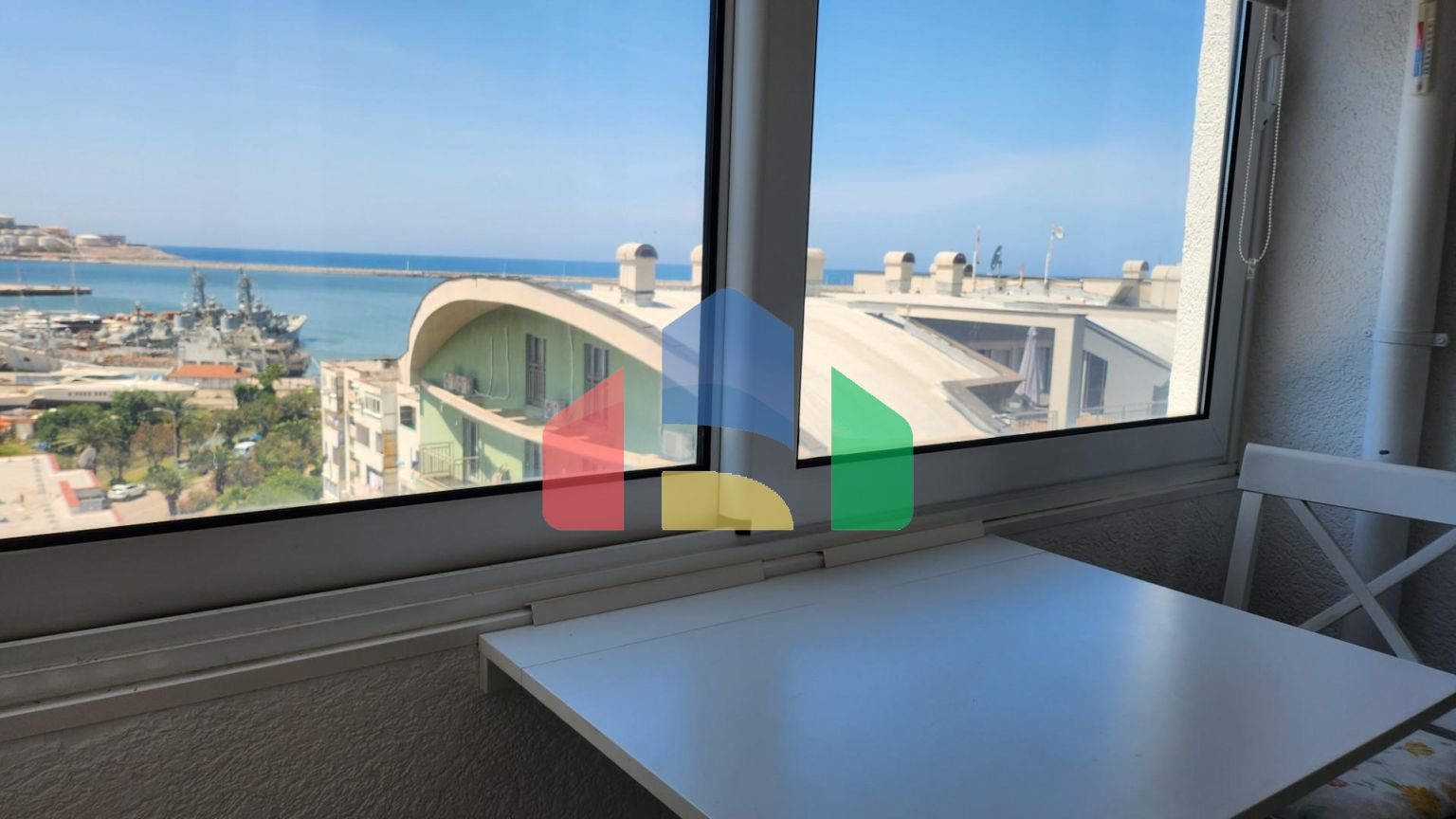 Квартира с двумя спальнями и видом на море в центре города Бар