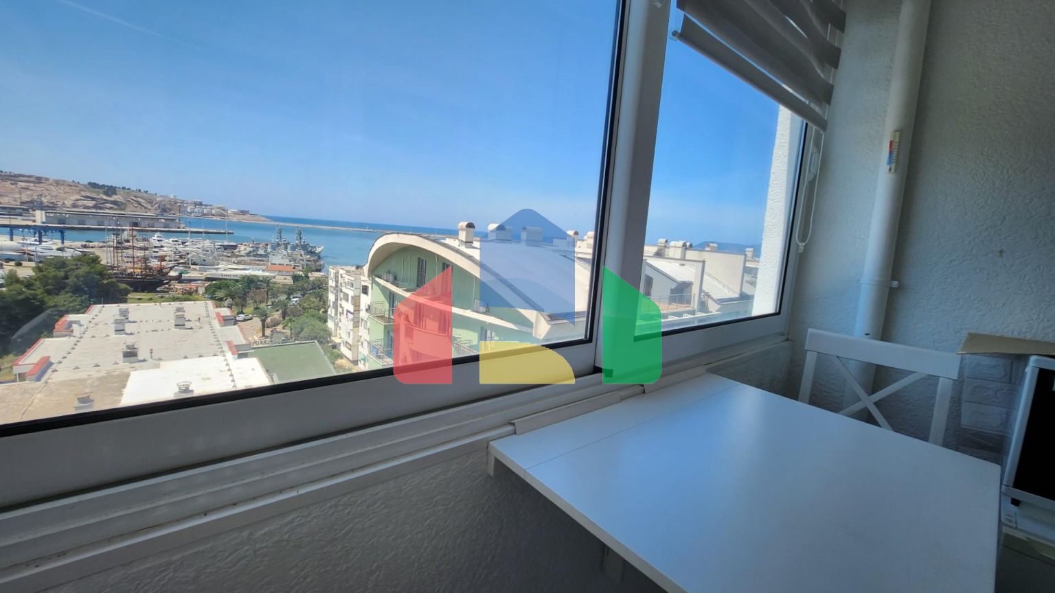 Квартира с двумя спальнями и видом на море в центре города Бар