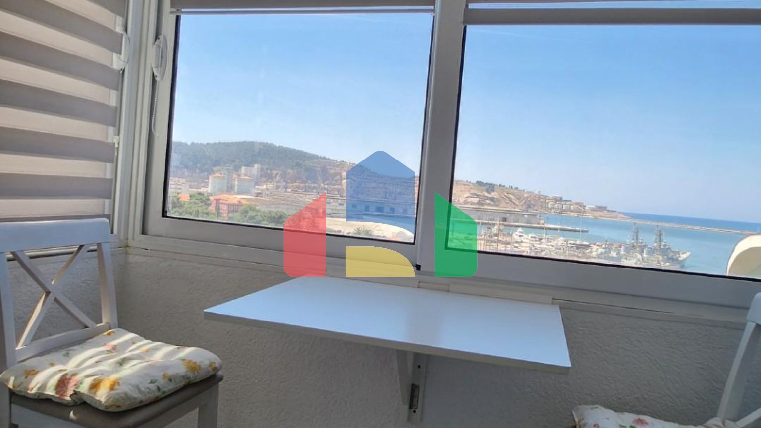 Квартира с двумя спальнями и видом на море в центре города Бар