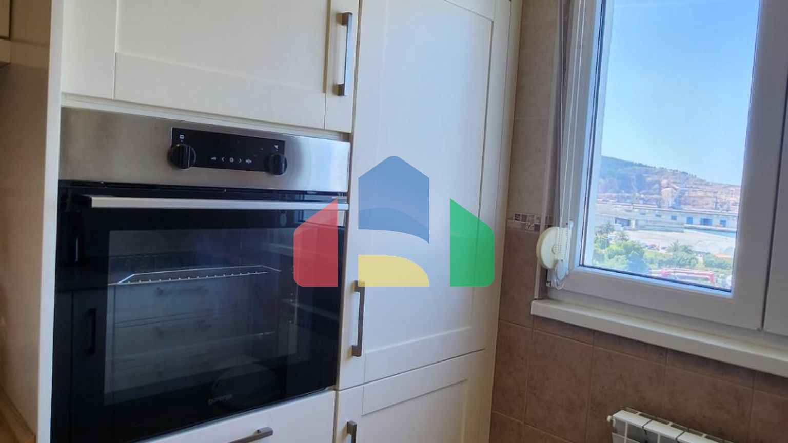 Квартира с двумя спальнями и видом на море в центре города Бар