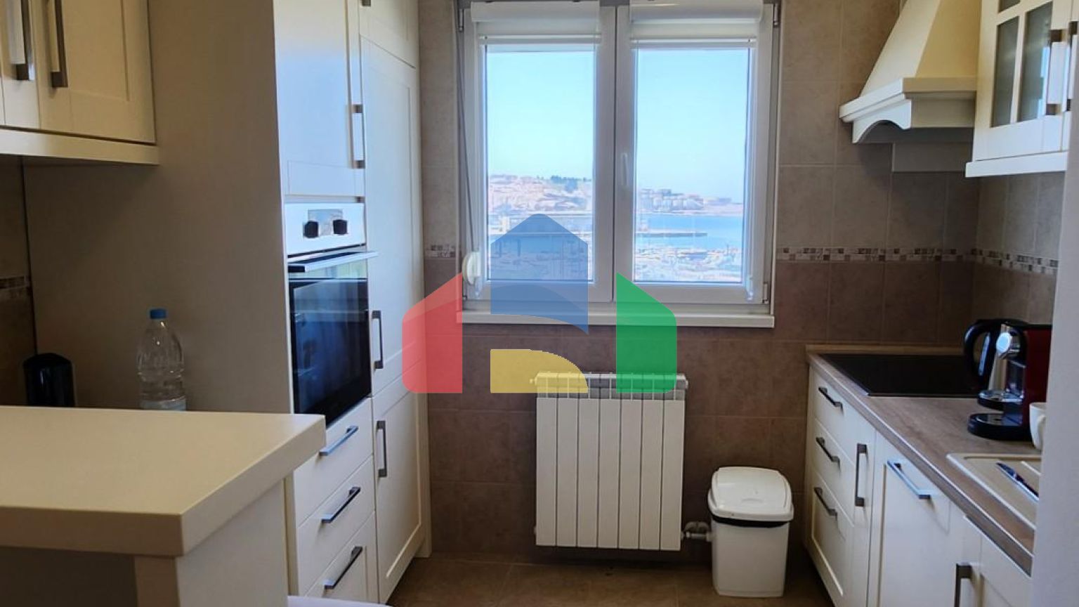 Квартира с двумя спальнями и видом на море в центре города Бар