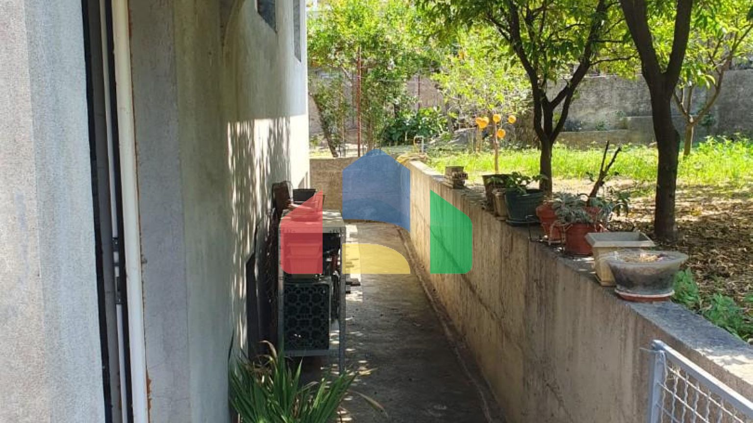 Трёхэтажный дом  в Баре