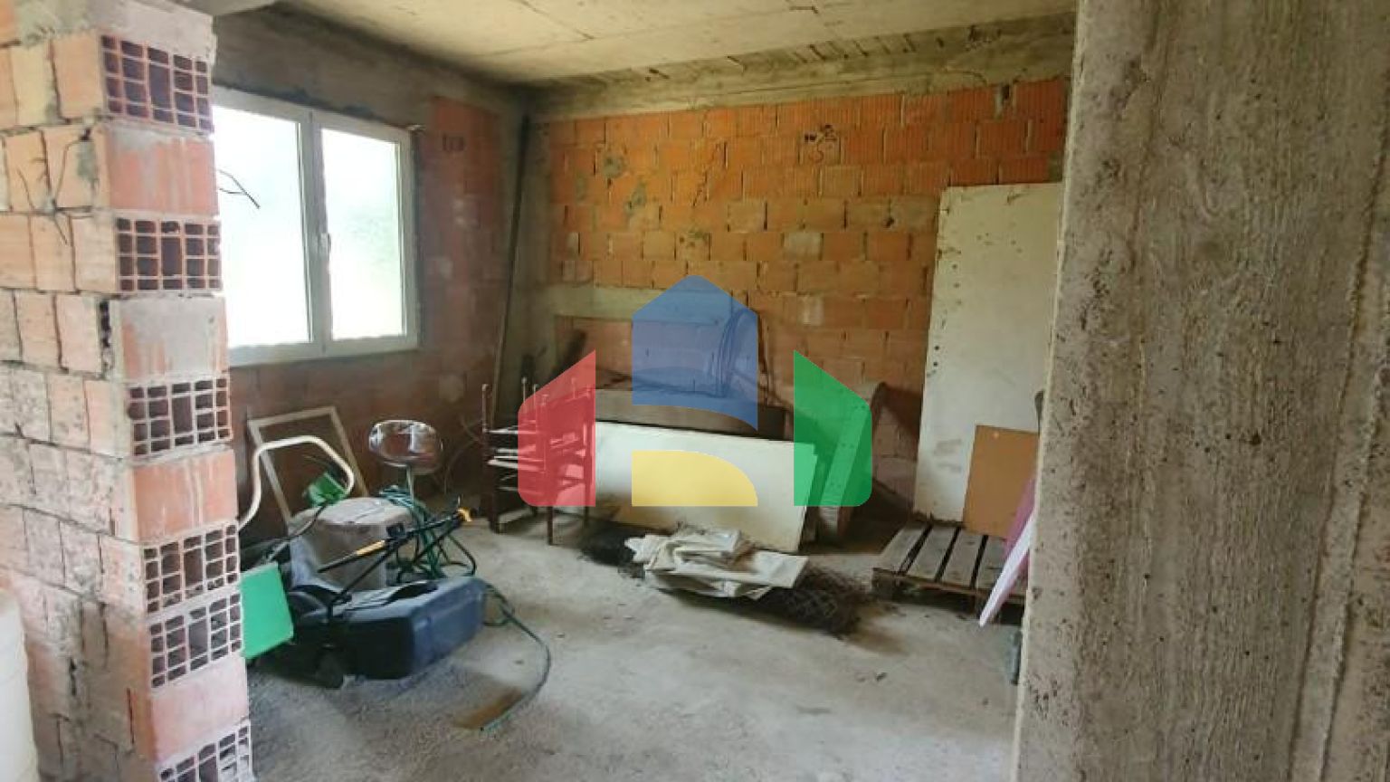 Трёхэтажный дом  в Баре